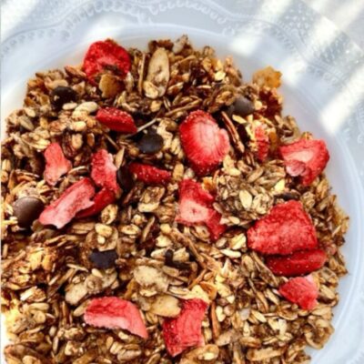 Granola owsiana orzechowa z czekoladą i truskawkami